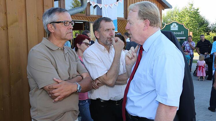 Bundestagsabgeordneter Hans Michelbach im Gespräch mit Jürgen Apfel (links) und Eckhard Schneider (Mitte). Foto: Matthias Hoch
