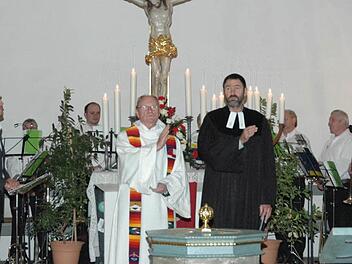 Pfarrer Roland Breitenbach (vorne links) und Dekan Jürgen Blechschmidt verteilten gemeinsam den Segen an die Gottesdienstbesucher. Im Hintergrund ist der kleine Bezirksposaunenchor mit Chorleiter Jürgen Koch (ganz links) zu sehen. Foto: Schmidt