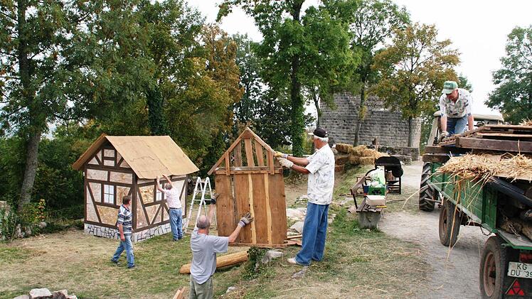 Auf dem Gelände der Burgruine Botenlauben werden Hütten und Podien aufgebaut.  Fotos: Werner Vogel