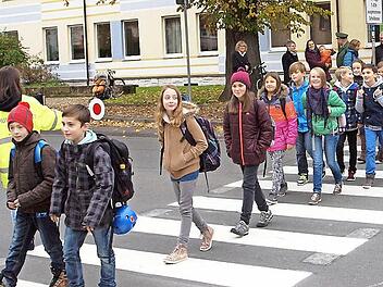 Hier müssen Autos halten: Am neu installierten Zebrastreifen überquert eine Klasse des Meranier-Gymnasiums unter Absicherung der beiden Verkehrskadetten Vanessa Fischer und Lisa Hummrich aus der 10d die Straße. Foto: Alfred Thieret