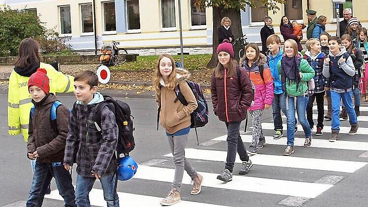 Hier müssen Autos halten: Am neu installierten Zebrastreifen überquert eine Klasse des Meranier-Gymnasiums unter Absicherung der beiden Verkehrskadetten Vanessa Fischer und Lisa Hummrich aus der 10d die Straße. Foto: Alfred Thieret