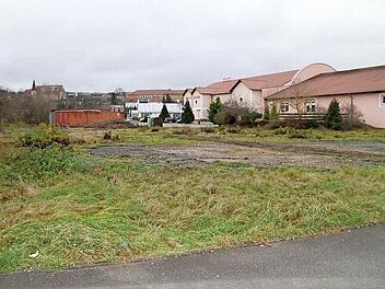Anfang des Jahres 2015 plant die Stadt die Ausschreibung für die Biker- und Skateranlage, die auf diesem Grundstück im Gewerbegebiet entstehen soll.  Foto: Gerda Völk