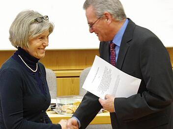 Landrat Oswald Marr begrüßte Hedwig Schnappauf als neues Mitglied des Kreistags in Kronach. Foto: Marco Meißner