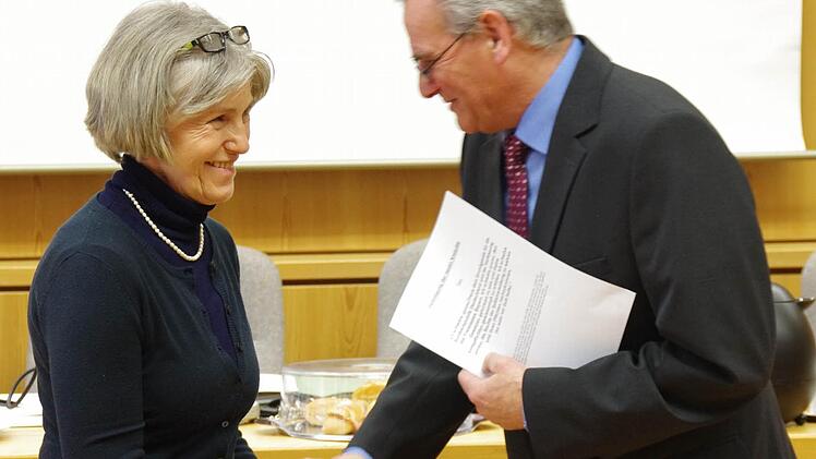 Landrat Oswald Marr begrüßte Hedwig Schnappauf als neues Mitglied des Kreistags in Kronach. Foto: Marco Meißner