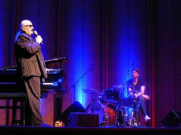 Jazzpianolegende und Pop Drum Celebrity, Vater und Sohn, Wolfgang und Flo Dauner bei ihrem grandiosen Konzert im Rossini-Saal. Foto: Gerhild Ahnert