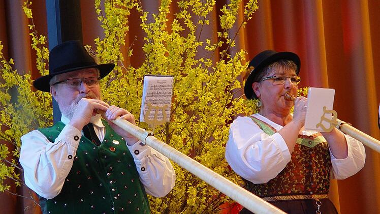 Mit den "Alphornbläsern Schwarze Berge" startete der Abend in der Wandelhalle. Foto: Brigitta Kempe-Wolf