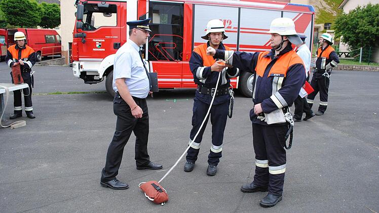 Kreisbrandinspektor Marko Brust kontrolliert hier die Richtigkeit der verschiedenen notwendigen Knoten bei Jens Schaab und Sebastian. Foto: Evelyn Schneider