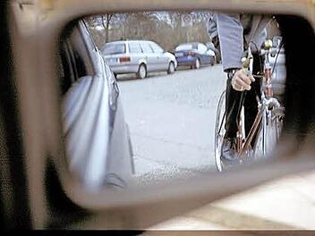 Vorsicht: Nicht jeder Rad- und Motorradfahrer ist im Rückspiegel erkennbar, sondern befindet sich im toten Winkel. Foto: ADAC