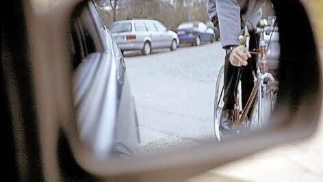 Vorsicht: Nicht jeder Rad- und Motorradfahrer ist im Rückspiegel erkennbar, sondern befindet sich im toten Winkel. Foto: ADAC