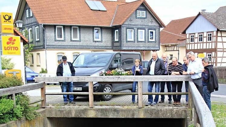 Dem "Merzbach" Steine in den Weg gelegt. Um dessen Bachbett "optisch aufzufrischen", wurden Steine eingebracht, die auch dazu dienen sollen, den Sauerstoffgehalt des Wassers zu verbessern. Foto: Helmut Will