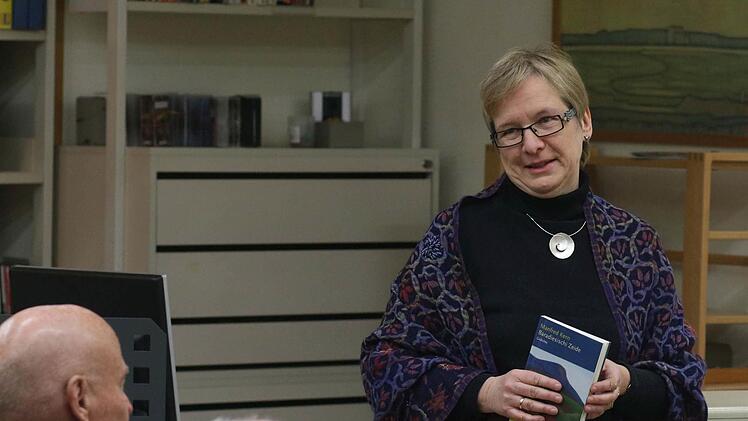 Brigitte Maisch, Leiterin der Stadtbücherei, begrüßte zahlreiche Besucher zur musikalischen Lesung mit Manfred Kern und Harry Düll.Foto: Jochen Berger