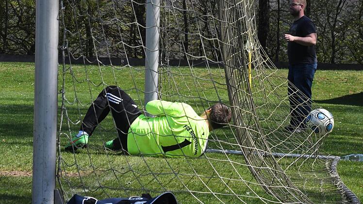 Bittere Derby-Momente: Das Nachbarschafts-Duell gegen den FC Eltingshausen verlor die SG Rottershausen II/Rannungen II mit 0:13.  Foto: Hopf