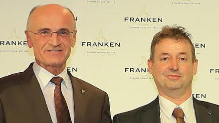 Landrat Wilhelm Schneider (links) mit dem Winzer Jürgen Hofmann, der den Ehrenpreis des Landkreises Haßberge erhalten hat.