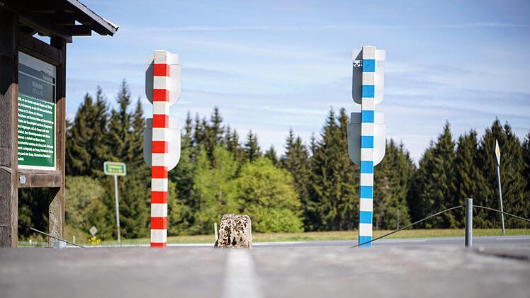 Links Thüringen, rechts Franken: Mit dem Rad quert man mehrmals die ehemalige innerdeutsche Grenze. Foto: Bastian Sünkel