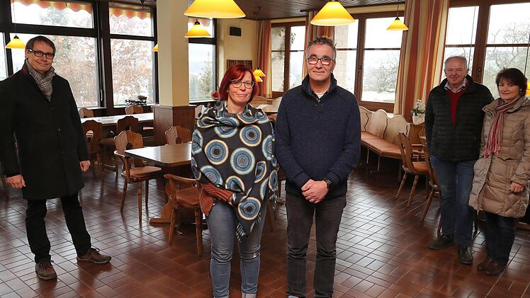 Die Freude ist groß: Bürgermeister Roland Wolfrum (links) begrüßt Max und Heike Zuber (Mitte) in Stadtsteinach. Rechts Verpächter Benno Dressel mit Lebensgefährtin Kerstin Stübinger.  Foto: privat