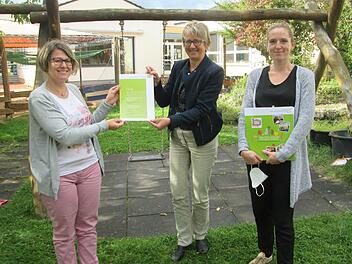 Beate Laumeyer (Mitte) vom Coaching Kindergartenverpflegung überreichte den beteiligten Akteuren das Attest für die erfolgreiche Teilnahme. Die Kindergartenleiterin von St. Josef, Katja Kleinhenz (links) und die neue "Küchenfee" für beide Kitas , Michelle Strömel freuten sich.