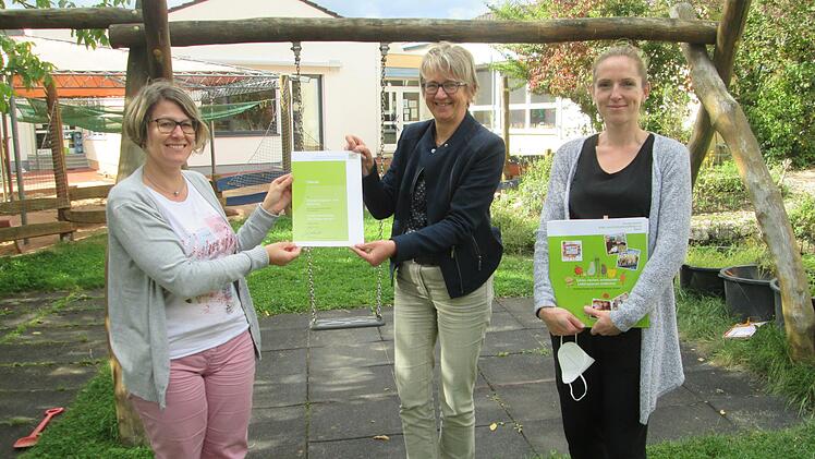 Beate Laumeyer (Mitte) vom Coaching Kindergartenverpflegung überreichte den beteiligten Akteuren das Attest für die erfolgreiche Teilnahme. Die Kindergartenleiterin von St. Josef, Katja Kleinhenz (links) und die neue "Küchenfee" für beide Kitas , Michelle Strömel freuten sich.