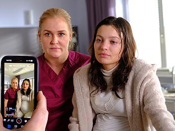 Mit einem gemeinsamen Video versuchen Lena Lorenz (Judith Hoersch, links) und Nadja Brettschneider (Vivien König) eine Followerin zu finden, die womöglich in Lebensgefahr schwebt.