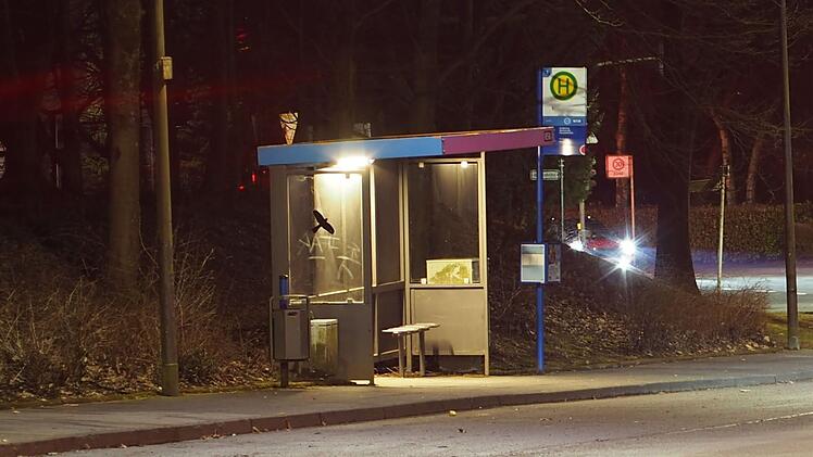 Marktleuthen: Pl&ouml;tzlicher Angriff an Bushaltestelle - Zeugen gesucht