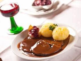 Ein Klassiker: Sauerbraten mit Klößen.  Foto: FT-Archiv