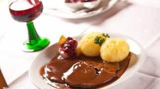Ein Klassiker: Sauerbraten mit Klößen.  Foto: FT-Archiv Ein Klassiker: Sauerbraten mit Klößen.  Foto: FT-Archiv