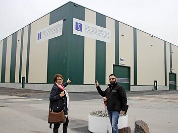 Michaela Schmälzle und Michel Ehrlicher vor dem Außenlager Zollschere der Dr. Schneider Kunststoffwerke. Fotos: Friedwald Schedel