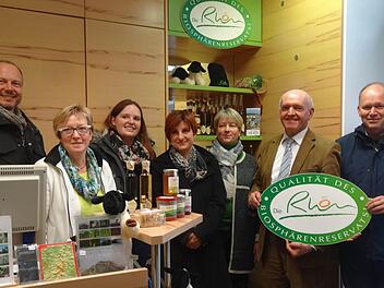 Eröffnung des neuen Regionalregal in der Infostelle Dreiländereck am Schwarzen Moor. Das Bild zeigt von links: Klaus Spitzl, Irene Friedrich, Stephanie Müller, Hannelore Rundell, Eva Kalla, Landrat Thomas Habermann und Michael Geier. Foto: Eckert