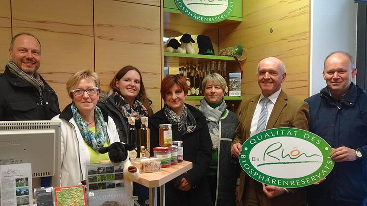 Eröffnung des neuen Regionalregal in der Infostelle Dreiländereck am Schwarzen Moor. Das Bild zeigt von links: Klaus Spitzl, Irene Friedrich, Stephanie Müller, Hannelore Rundell, Eva Kalla, Landrat Thomas Habermann und Michael Geier. Foto: Eckert