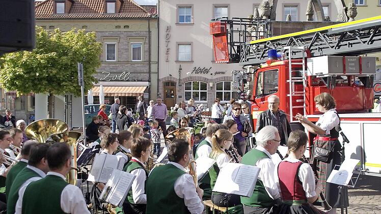 Die Stadtkapelle sorgte für die musikalische Umrahmung bei der Brauchtums-Veranstaltung auf dem Hammelburger Marktplatz.