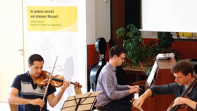 Impressionen vom Gesprächskonzert mit dem Aramis-Trio im Coburger Gymnasium Ernestinum. Der Auftritt war Besstandteil des Festivals "Klanggrenzen".Foto: Jochen Berger