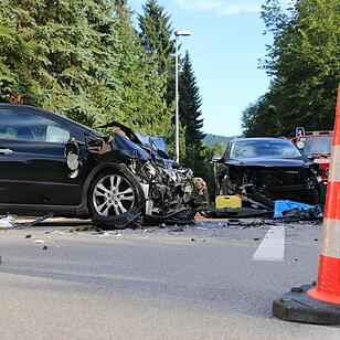 Auto übersehen: Zwei Verletzte bei Unfall in Ebermannstadt