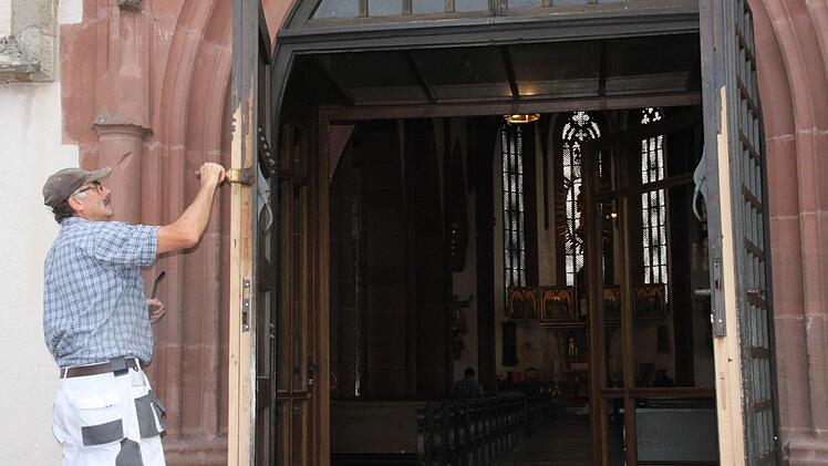 Elmar Köhler vom städtischen Bauhof hat alle acht Türen frisch gestrichen. Foto: Kerstin Väth