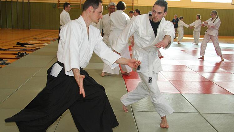 Aikido ist kein Kampfsport, sondern vielmehr die Kunst, die Kraft des Gegners aufzunehmen und durch kreis- oder spiralförmige Bewegungen umzuleiten. Foto: Sonny Adam