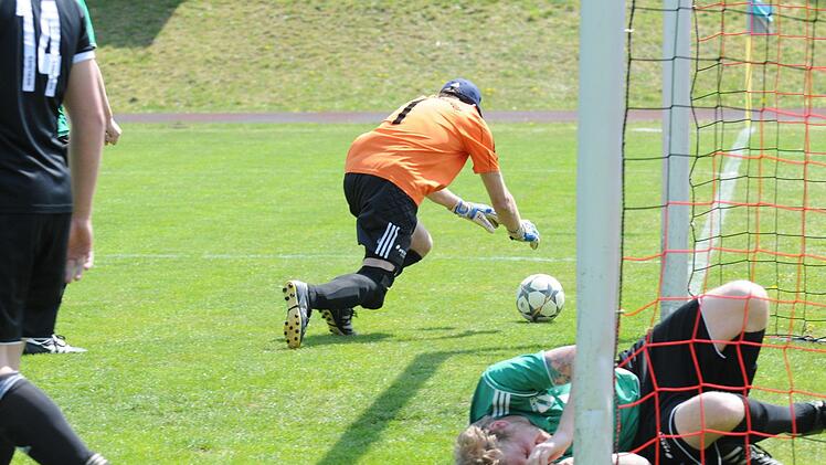 Für diesen Akteur der Poppenläurer Reserve war es sicher ein Trostpflaster, dass sein Keeper Ralf Merz einen Treffer verhinderte. Foto: ssp