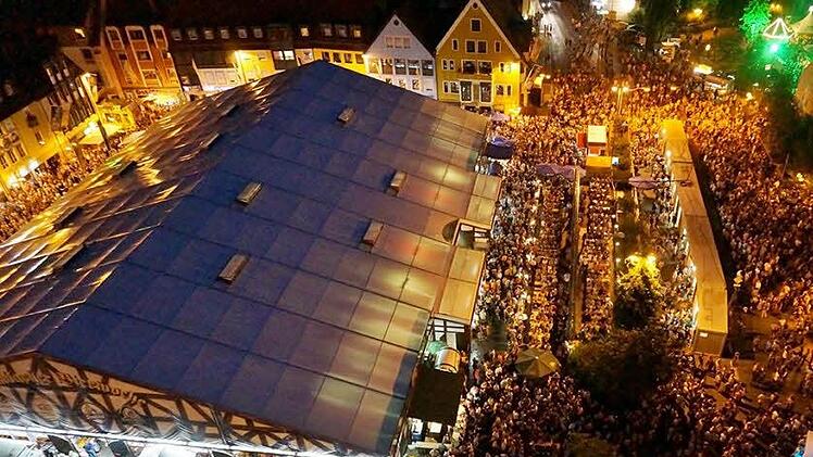 Sonst immer in der Innenstadt - heuer einmal in der Lichtenfelser Straße: Jedenfalls findet die Kulmbacher Bierwoche statt. Foto: Archiv/Ingo Bär