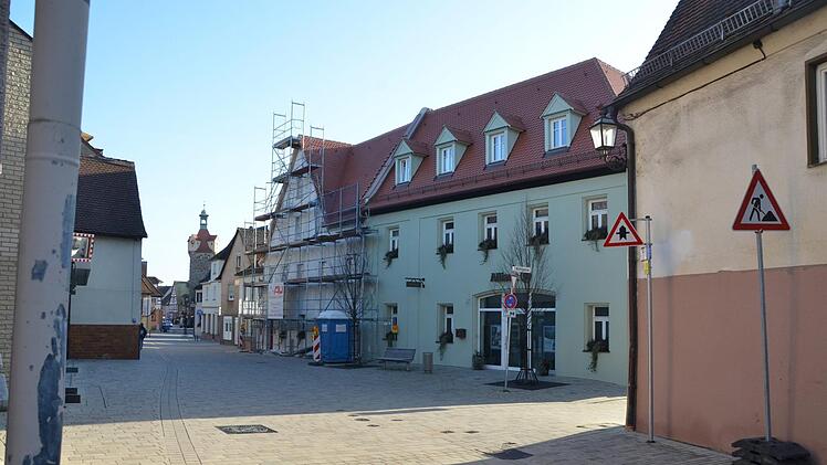 Beispiel f&uuml;r  einen  Anreiz: Die Stadt hat die westliche Hauptstra&szlig;e  einladend gepflastert und gestaltet und ein privater Investor hat eine alte Scheune (rechts)  saniert und zu einem Schmuckst&uuml;ck gestaltet.  Solche M&ouml;glichkeiten g&auml;be es noch viele in der Altstadt, auch in unmittelbarer Nachbarschaft dieses Objekts. Bernhard Panzer