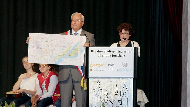 Bürgermeister Jean-Guy Alix mit Dolmetscherin Rosa Abel  Fotos: Richard Sänger