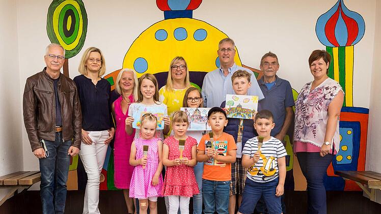 220 Kinder waren an dem Projekt beteiligt: Bayreuth hat jetzt eine schöne Bushaltestelle mehr. Foto: Stadtwerke Bayreuth