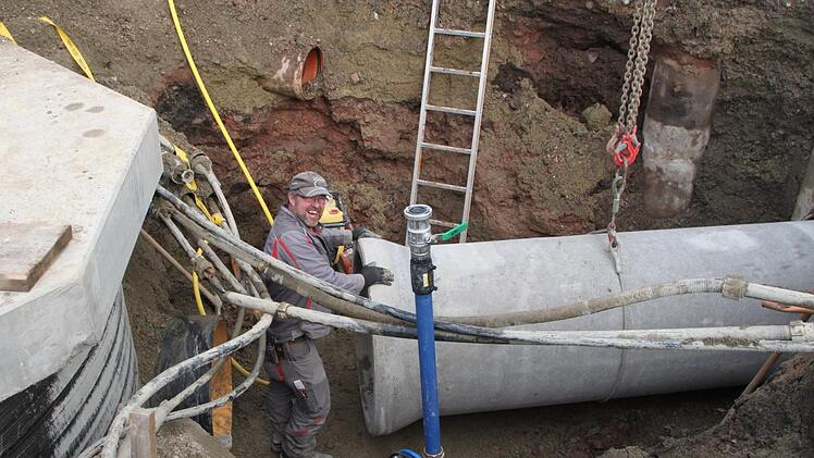 Polier Stefan Metz in der Baugrube: Diese Woche werden die letzten vier Meter Kanal verlegt. Foto: Ulrike Müller