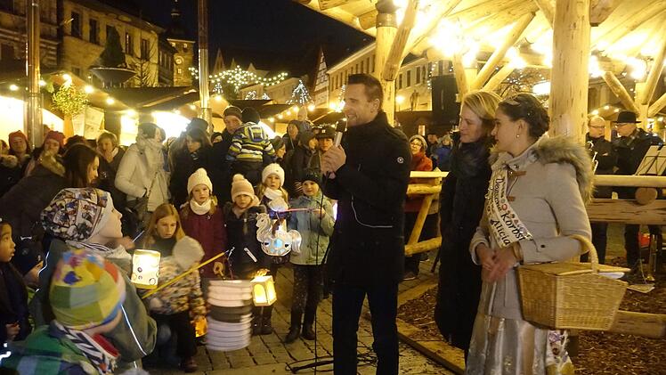 Bei ihrer Ankunft auf dem Marktplatz wurden die zahlreichen Teilnehmer des Laternenumzugs von B&uuml;rgermeister Andreas H&uuml;gerich, der Zweiten B&uuml;rgermeistern Sabine Rie&szlig;ner sowie der Korbstadtk&ouml;nigin Alicia I. in Empfang genommen.