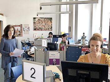 Die Damen des Bürgertelefons (von vorne): Catharina von Graevenitz, Manuela Wolf (stehend), Ria Wieschollek und Susann Gerlicher  Quelle: Stadt Coburg/David Schmitt