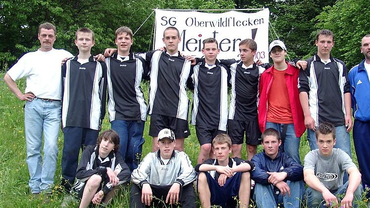 In der Saison 2002/2003 feierten die U-15-Junioren der SG Oberwildflecken in ihrer Gruppe die Meisterschaft. Unser Bild zeigt (vorne, von links) Frank Annon, Daniel Kessler, Ulli Reidelbach, Stefan Wich und Sebastian Wirth sowie (hinten, von links) Co-Trainer Karl-Heinz Kessler, Lukas Simon, Patrick Strömel, Norbert Rochmann, Dennis Pönitz, Alexander Latus, Daniel Annon, Jan Masso sowie Betreuer Wolfgang Pönitz. Beim Fototermin fehlte Trainer Ralf Losert. Foto: Sebastian Schmitt