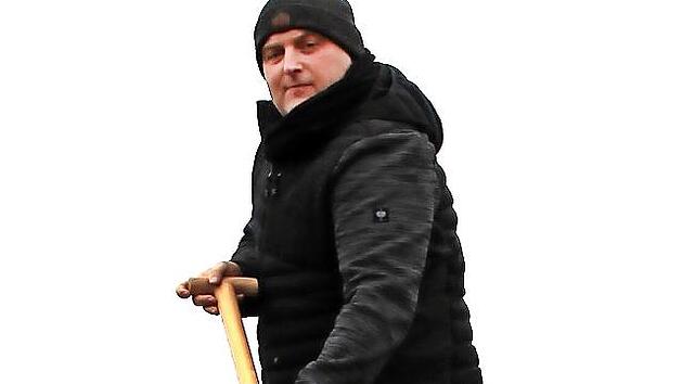 Daniel Wehner ließ beim ersten Spatenstich die Erde fliegen.