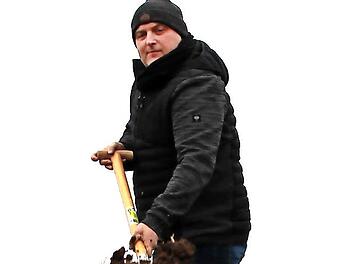 Daniel Wehner lie&szlig; beim ersten Spatenstich die Erde fliegen.