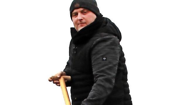 Daniel Wehner ließ beim ersten Spatenstich die Erde fliegen.