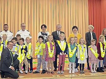 Oliver Skall von der AOK (vorne) überreichte den frischgebackenen Erstklässlern der Grundschule Stockheim reflektierende Warnwesten.
