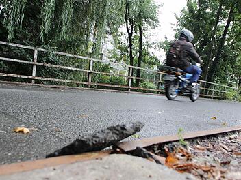 Marode, aber noch befahrbar: Brücke in der Steinbühlstraße. Foto: Josef Hofbauer