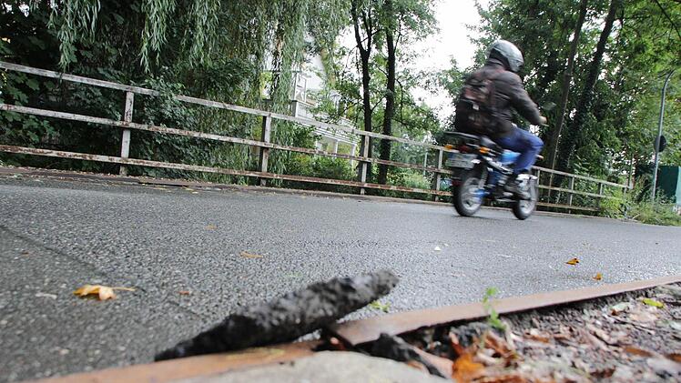 Marode, aber noch befahrbar: Brücke in der Steinbühlstraße. Foto: Josef Hofbauer