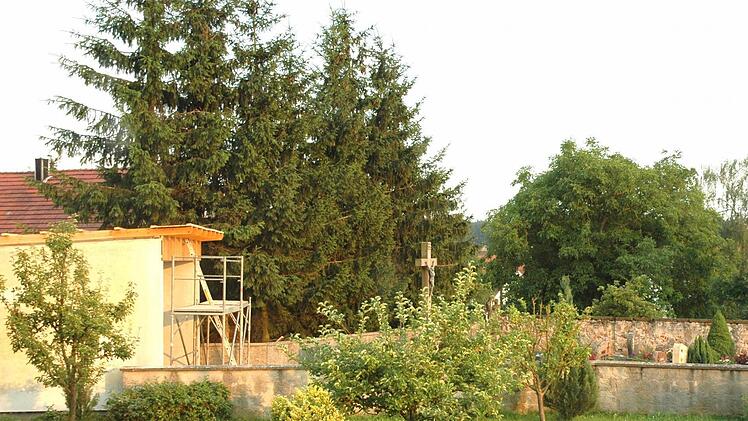 Einen Vorrat an Split wünschen sich die älteren Bürger von Leuzendorf für den Friedhof. Foto: Schmidt
