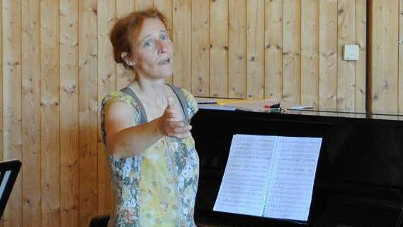 Barbara Zeller hat die musikalische Leitung des Projektes.
